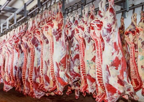 Românii plătesc aproape dublu pentru carnea de porc