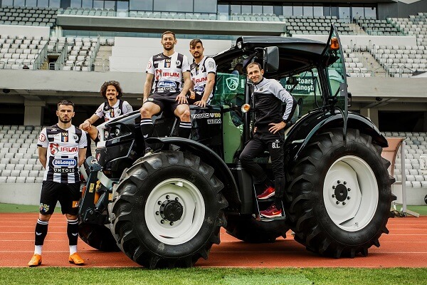 FOTO | Tractorul TAGRO, şi în variantă personalizată, pentru echipa de fotbal Universitatea Cluj