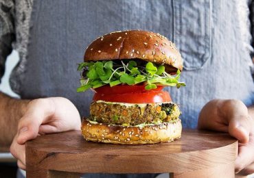 UE ar putea interzice companiilor alimentare vegetariene folosirea termenilor burger şi lapte