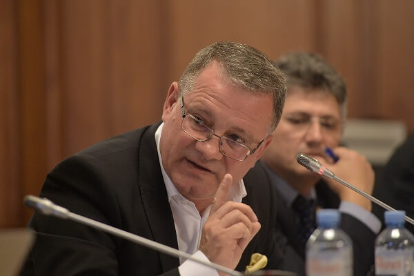 Adrian Oros, în plenul Senatului: "Un program de 20 de miliarde de euro nu se tratează cu o simplă schiţă"