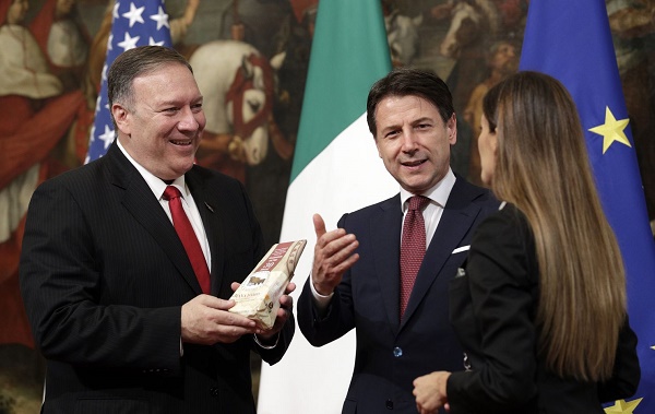 O jurnalistă italiană i-a oferit o bucată de parmezan şefului diplomaţiei americane. Gestul, făcut pentru a-l îndemna să nu aplice o serie de tarife vamale ce-i îngrijorează pe agricultori