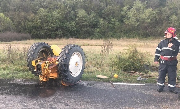FOTO: Tractor rupt în două după un accident violent