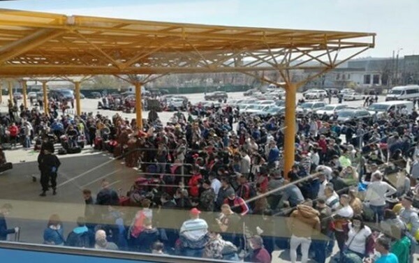 VIDEO | Aglomeraţie în aeroportul din Cluj-Napoca. Aproape două mii de români pleacă astăzi în Germania pentru a lucra în agricultură