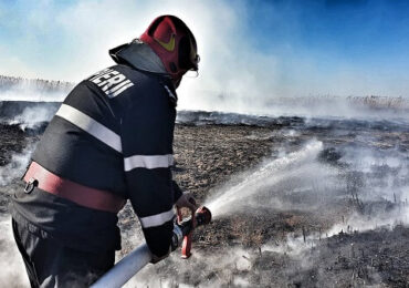 VIDEO | Incendiu în judeţul Ilfov. Ministrul mediului: "Ard mocnit bazinele de acumulare ale fostelor ferme de porci"