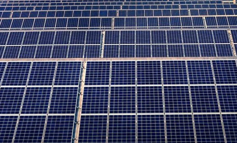 Libra Internet Bank finanţează cu opt milioane de euro construcţia unui parc fotovoltaic cu peste 27.000 de panouri